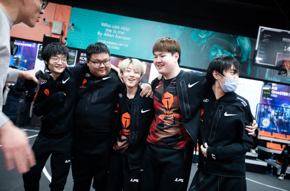 Yabo Sports-JackeyLove意外战胜雄鹿，战术调整引爆全场！上演精彩一战-Yabo Sports