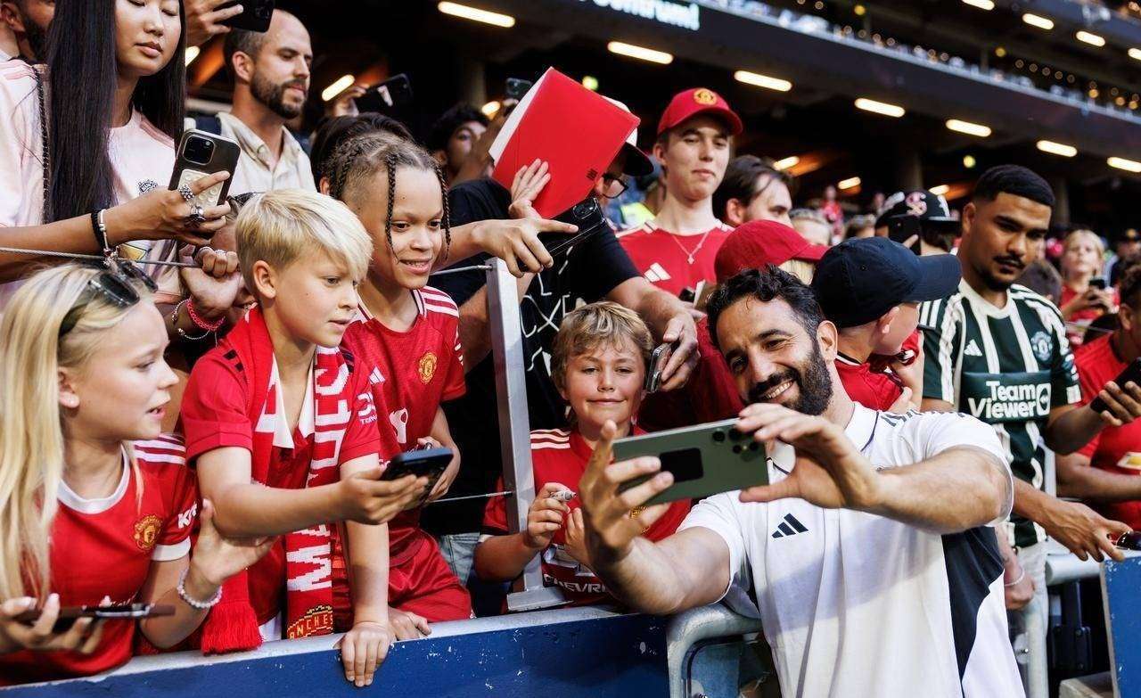 亚博体育-西亚卡姆在曼联比赛中刷新纪录，重要助攻引发热议！再创辉煌时刻-亚博体育